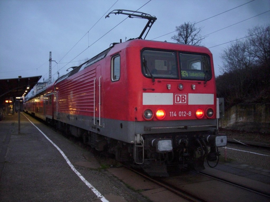 Morgentlicher Anschluzug in Bad Kleinen nach Ludwigsfelde wurde am 28.November 2009 geschoben von der 114 012