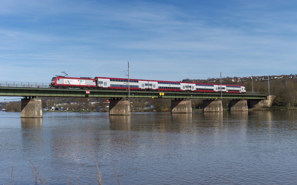 Mosel abwrts wird er gleich fahren, der RE aus Luxemburg nach Koblenz.
Hier bei Konz berquert der Zug mit CFL 4006 die Mosel.
ber Karthaus und Trier wird es weiter in Richtung Koblenz gehen.

Die Moselbrcke in Konz ist die Verbindung der Trierer Weststrecke mit der Saarstrecke und der Obermoselstrecke.

14.04.2013 bei sonnigen 24C am Mosel Ufer.
KBS 693