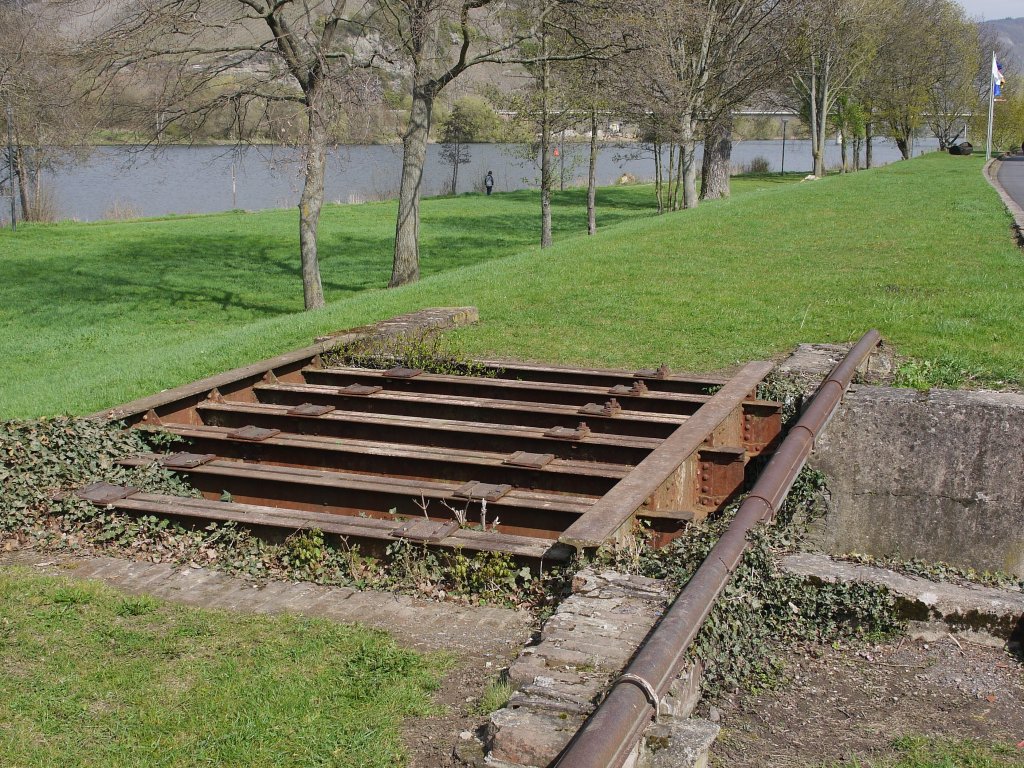  Moselbahn -Relikte (Bahndamm und Brcke ber einen Durchlass) der ehemaligen Strecke Trier - Bullay; hier in Neumagen-Dhron fuhr am 31.01.1968 der letzte  Saufbhnchen -Zug; Foto: 10.04.2012
