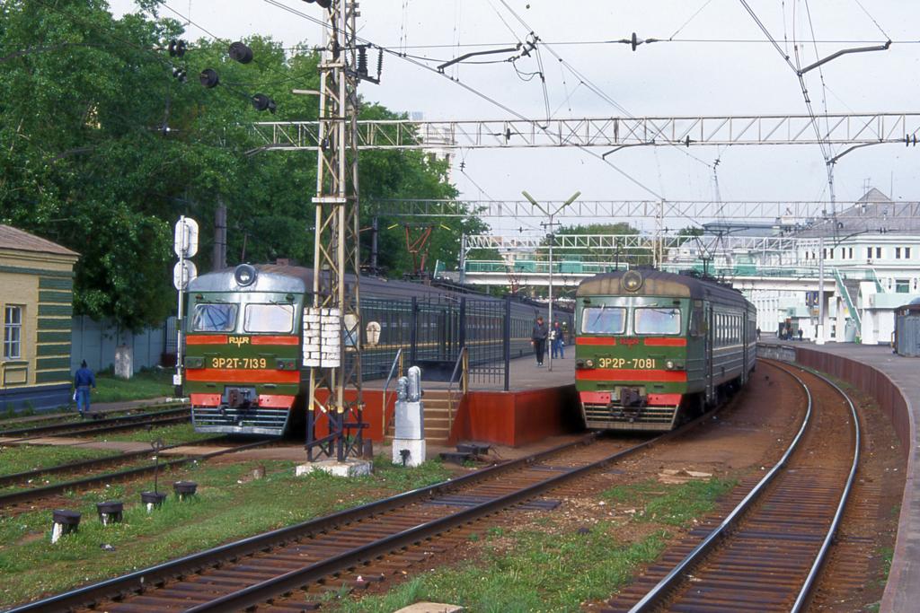 Moskau: Weirussischer Bahnhof - S-Bahn Bahnsteig mit den Elektrotriebzgen
3P2T - 7139 und 3P2P - 7081 am 13.05.2000.
