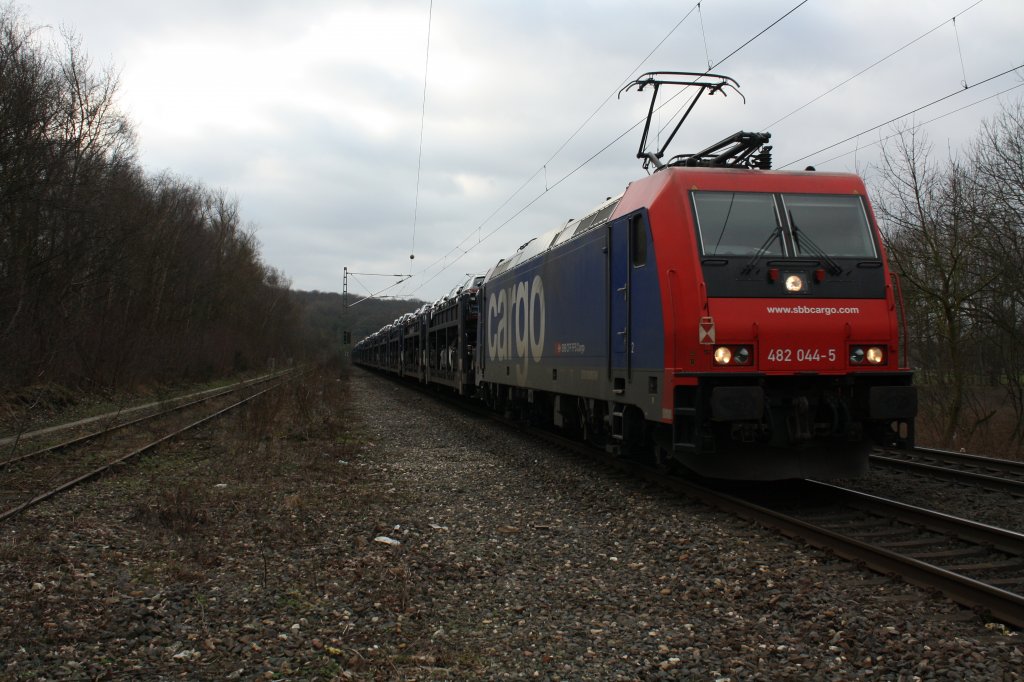 Mosolf Autologistikzug mit 482 044 in bach Palenberg nach Erkelenz am 
06.02.2011