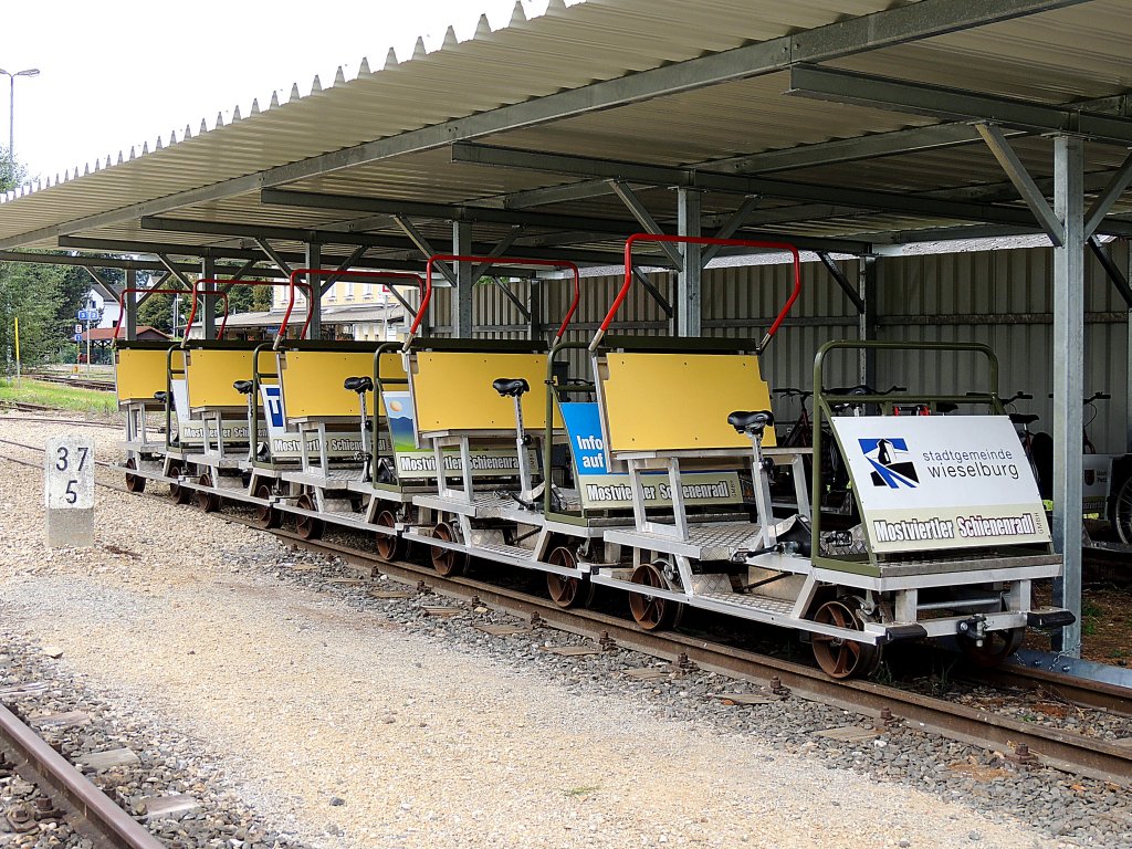Mostviertler-Schienenradl wartet in Wieselburg/Erlauf auf eine Gruppe sportlicher Rad-, bzw. Bahnfan´s; 120808