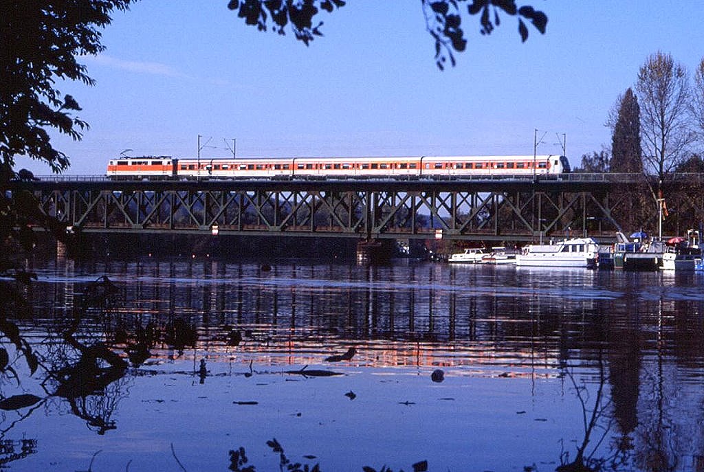 Motiv an der S6 bei Essen Kettwig, 01.11.1990.