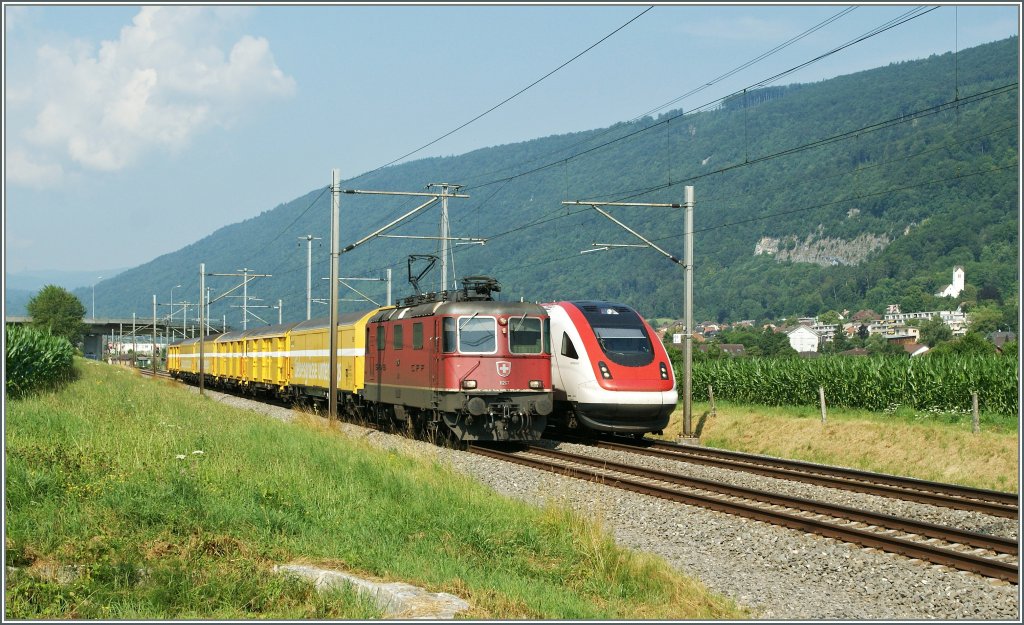 Motiv verdeckt! Ich wartet auf den ICN 2119 von Biel/Bienne nach Konstanz, als die Re 4/4 II 11267 mit ihrem Postzug kam, hinter welchem sich der parallel fahrende ICN versteckte.
Zwischen Pieterlen und Lengnau, den 23. Juli 2013