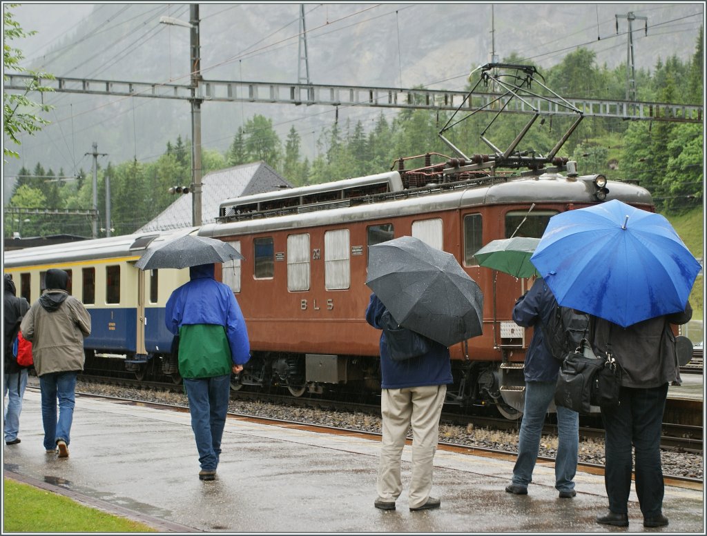 Motiv verdeckt! Oder doch nicht? Ist nicht auch das Zusammenkommen und fachsimpeln unter Geleichgesinnten nicht fast so wichtig, wie die Objekt der Begierde?
Auf jedenfall herrschte in Kandersteg eine harmonische Ambiente, und jeder versuchte dem andern nicht ins Bild zu stehen.
Ich selbst habe den BLS Geburtstag sehr genossen, auch wenn ich am liebsten still und alleine (oder zu zweit) weitab der Masse fotografiere.
 100 Jahre BLS ; Kandersteg, den 29. Juni 2013