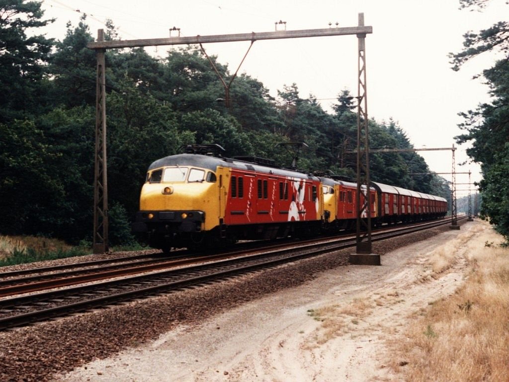 Motorposten 3006 und 30111 mit Postzug 50902 Groningen-Zwolle-Utrecht bei Hulshorst am 26-8-1994. Bild und scan: Date Jan de Vries.