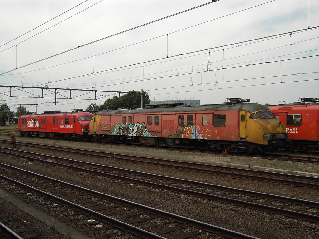 Motorposten 3027 und 3030 auf Bahnhof Amersfoort am 31-7-2008.