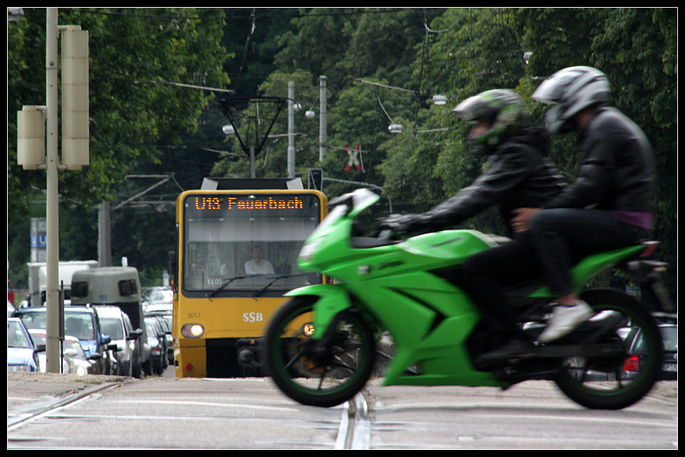 Motorrad kreuzt - 

Momentaufnahme an der Rosensteinbrücke. 

30.07.2010 (Ma)