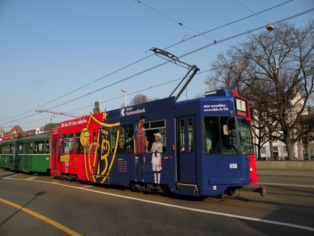 Motorwafen 490 im in den Farben des FC Basel in der Abendsonne am Wettsteinplatz. Die Aufnahme stammt vom 08.03.2011.