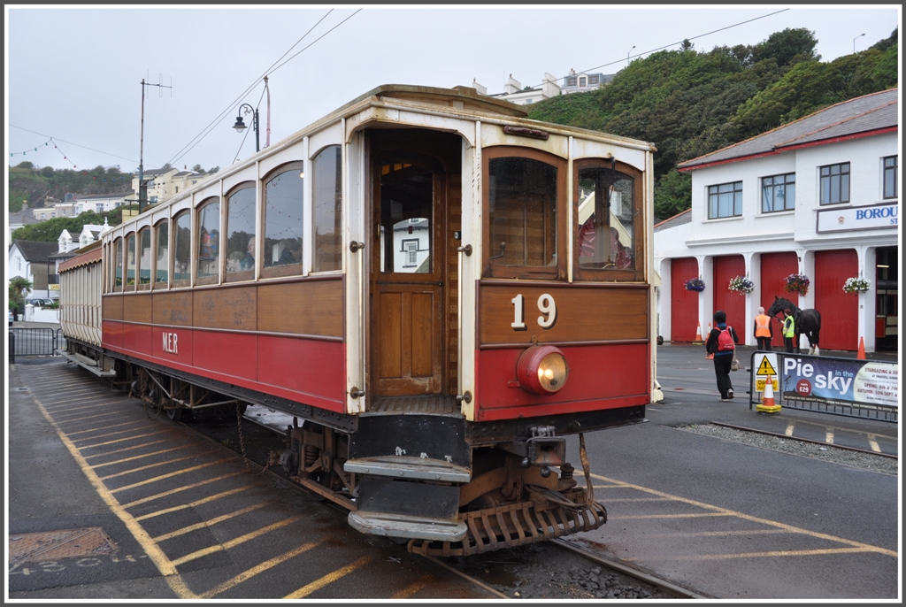 Motorwagen 19 der Manx Electric Railway wartet in Derby Castle auf die Abfahrt und vor dem Depot des Pferdetrams steht auch schon ein neues Pferd bereit. (11.08.2011)