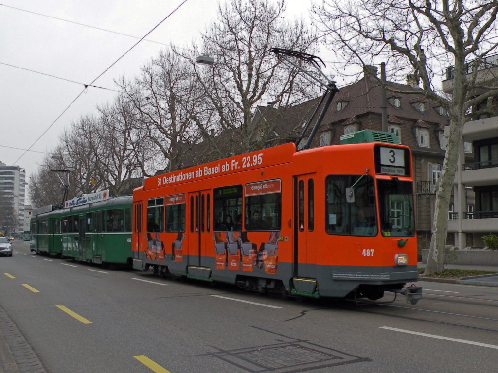 Motorwagen 487 und der Anhnger 1456 mit dem Be 4/4 472 auf der Linie 3 im Steinenring. Die Aufnahme stammt vom Fasnachtsmittwoch 16.03.2011.