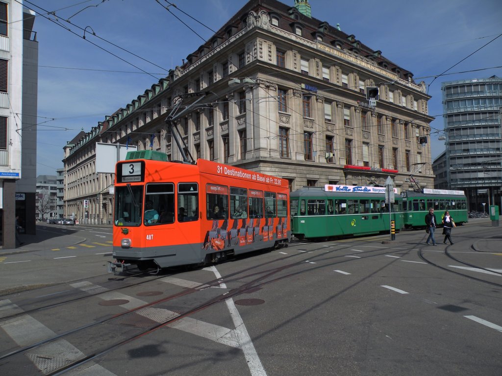 Motorwagen 487 und der Anhnger 1456 mit dem Be 4/4 472 auf der Linie 3 am Aeschenplatz. Die Aufnahme stammt vom 22.03.2011.