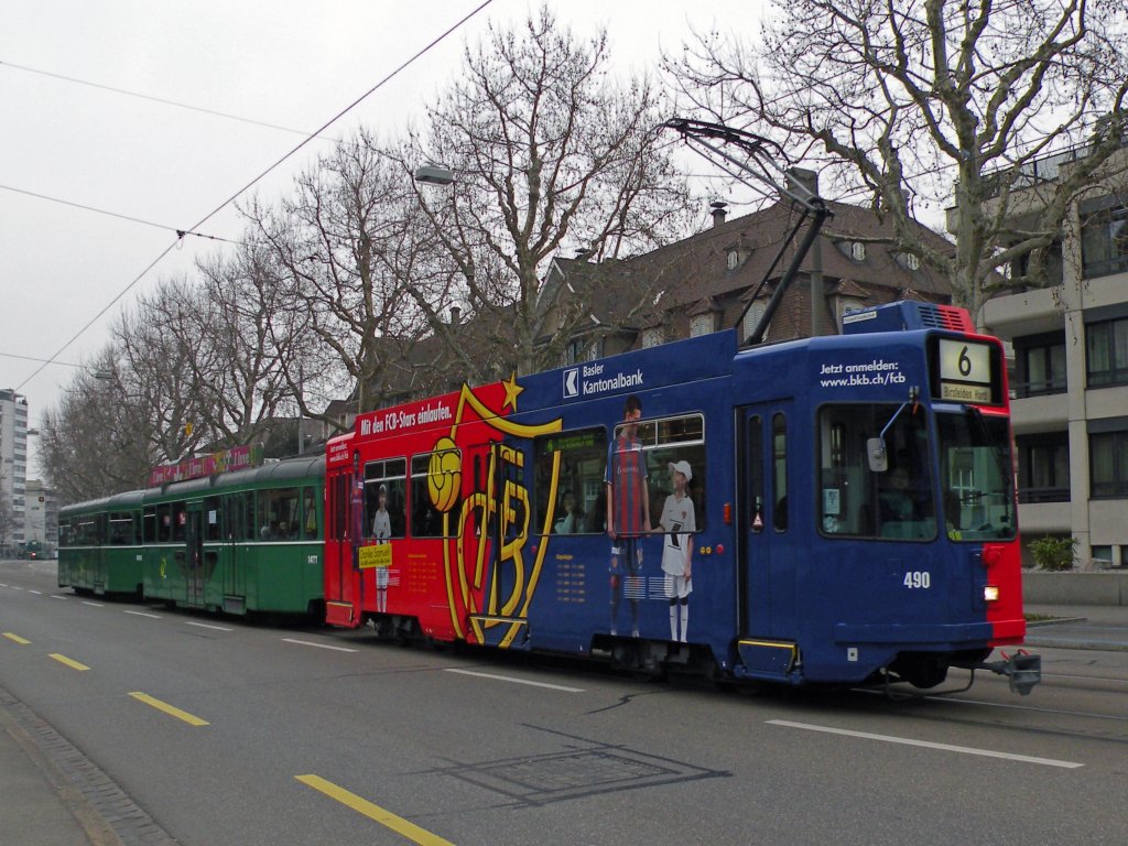 Motorwagen 490 fhrt am Fasnachts Mittwoch auf der Linie 6 Richtung Birsfelden Hard. Die Aufnahme stammt vom 16.03.2011.