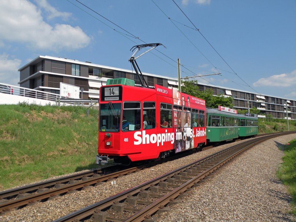Motorwagen 495 mit der Vollwerbung für Schopping im St Jakobpark auf der Linie 14 bei der Haltestelle Freidorf. Die Aufnahme stammt vom 24.06.2010.