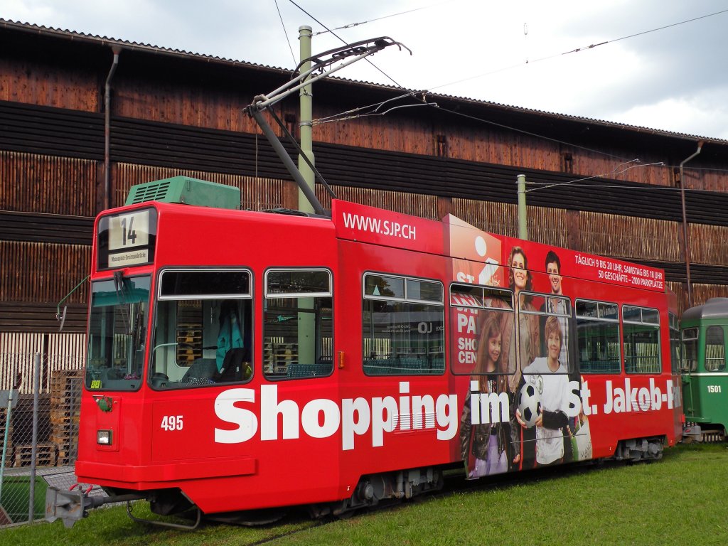 Motorwagen 495 mit der Vollwerbung fr Schopping im St Jakobpark auf der Linie 14 in der Schlaufe bei Pratteln. Die Aufnahme stammt vom 23.10.2010.
