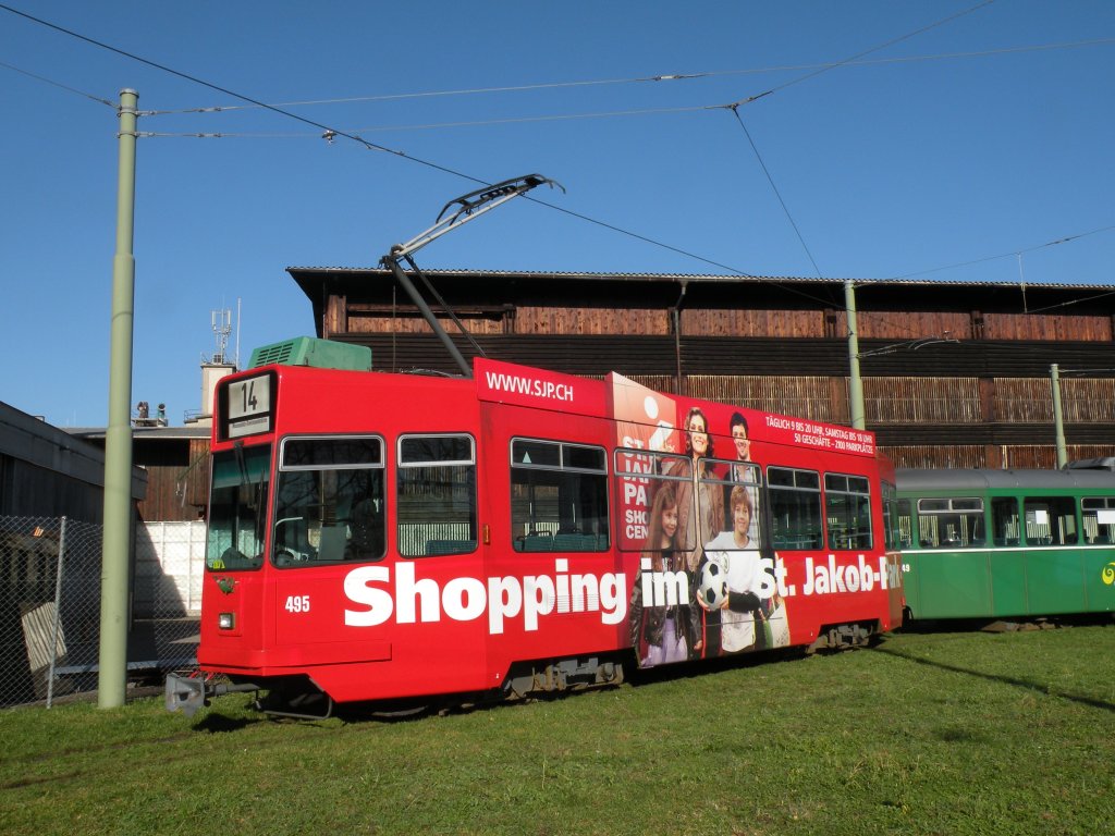Motorwagen 495 mit der Vollwerbung fr das St. Jakob Shopping in der Schlaufe in Pratteln. Die Aufnahme stammt von 16.01.2011.