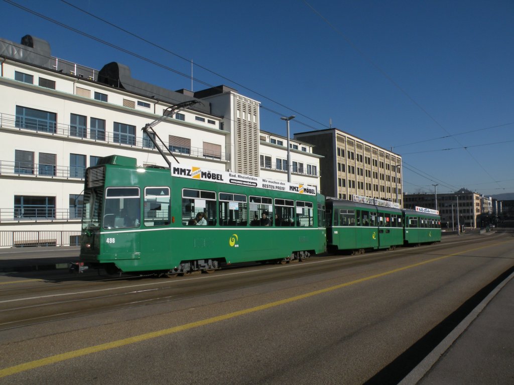 Motorwagen 498 mit seinen Anhngern fhrt Richtung Dreirosenbrcke zum Bahnhof SBB. Die Aufnahme stammt vom 16.01.2011.