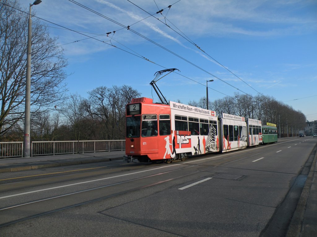 Motorwagen 671 ist seine Tatoo Werbung los und wirbt neu fr die Firma HRS Real Estate AG. Die Aufnahme entstand bei der Einfahrt auf die Haltestelle Zoo Dorenbach am 11.01.2011.