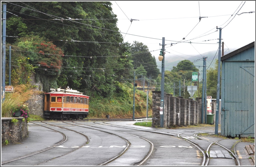 Motorwagen Nr 2 kommt vom Snaefell herunter. Der spurweitenunterschied von 914mm Tram zu 1067mm der Snaefell Mountain Railway ist hier kaum auszumachen. (10.08.2011)