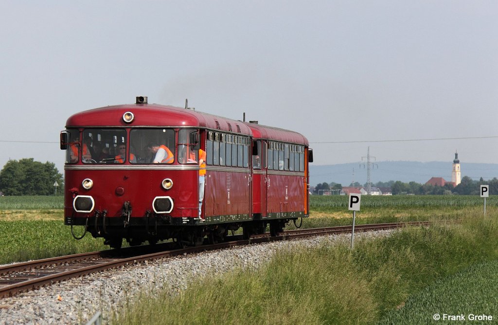 Motorwagen VT 798 706-8 + Steuerwagen 998 840-3 der Passauer Eisenbahnfreunde befhrt im Rahmen des Sonderzugprogrammes „Mit dem Schienenbus von Mnchen nach Passau“ der IBSE ( Interessengemeinschaft zur Bereisung von Straenbahn und Eisenbahnstrecken e.V. ) den Anschluss der Bundeswehr zur Gubodenkaserne in Mitterhartshausen bei Straubing, fotografiert am 28.05.2012