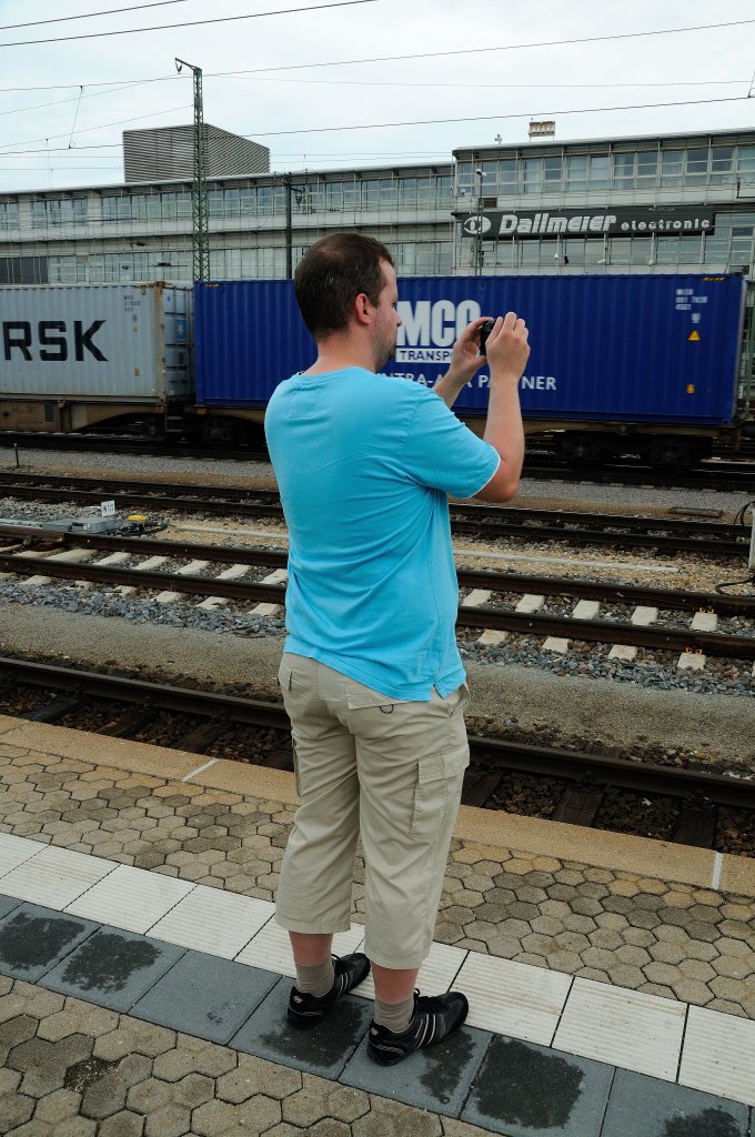 Mr. Eisen Arm : Sebastian beim Filmen eines 700m-Gterzuges. Da wird krftig auf die Zhne gebissen und die A...-Backen zusammengekniffen... h.. was wiegt so ne kleine Cam am Ende der Durchfahrt, Sebastian?... 