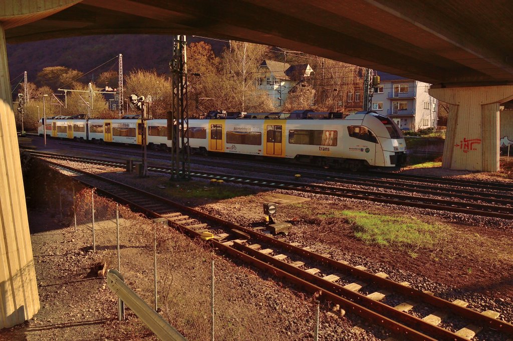 MRB 460 009-4 unter der Strassenbrcke der B 412 in Brohl vorm Bahnhof in Richtung Koblenz fahrend. 14.4.2013