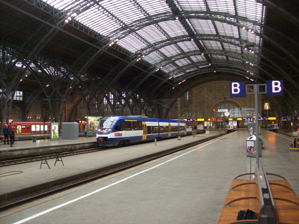 MRB Mllsammlung Talent 0011 allein in der Groen Halle als MRB nach Wurzen...Talent 0011 ex Ostseebahn sieht man noch leicht die Anschriften mh brauchen die die Fahrzeuge da oben nicht mehr ? ... eh alles Quark die MRB Bahn weil an den Fahrpreisen hat sich ja eh nix gendert und Fahrzeiten haben sich auch bei manchen Strecken verlngert und warum fhrt man nicht mit E-Strom  da brauch man auch keine privat Bahn 06.05.2010