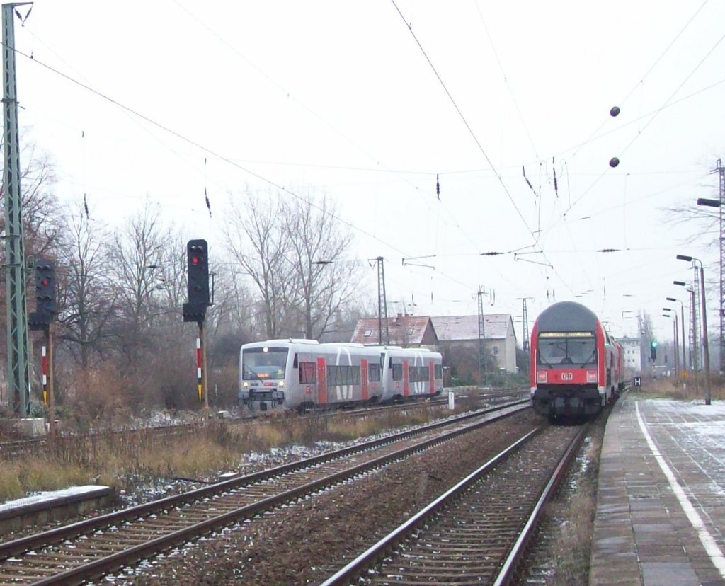 MRB VT kommt gerade aus Richtung Borna und RB mit 143 fhrt nach Altenburg in Neukieritzsch 14.12.2009