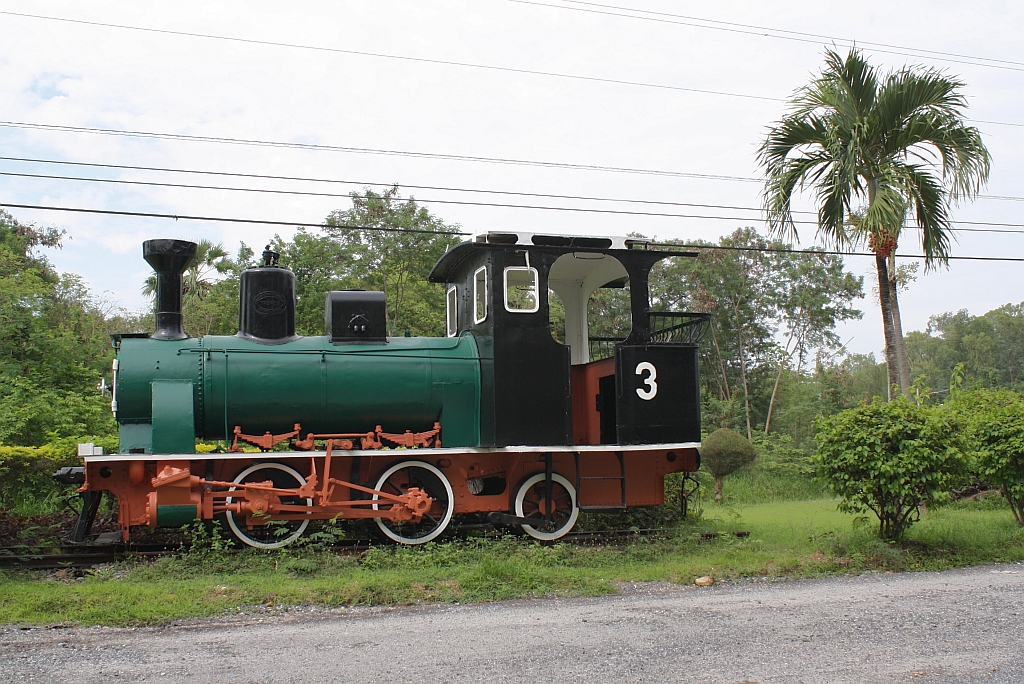 MRC 3, ex TRC 3 (B1-n2t, Kraus-Sendling, Bauj. 1905, Fab.Nr. 5418) an der Zufahrt zum Siam Country Club in Pattaya. Bild vom 17.März 2011. 
