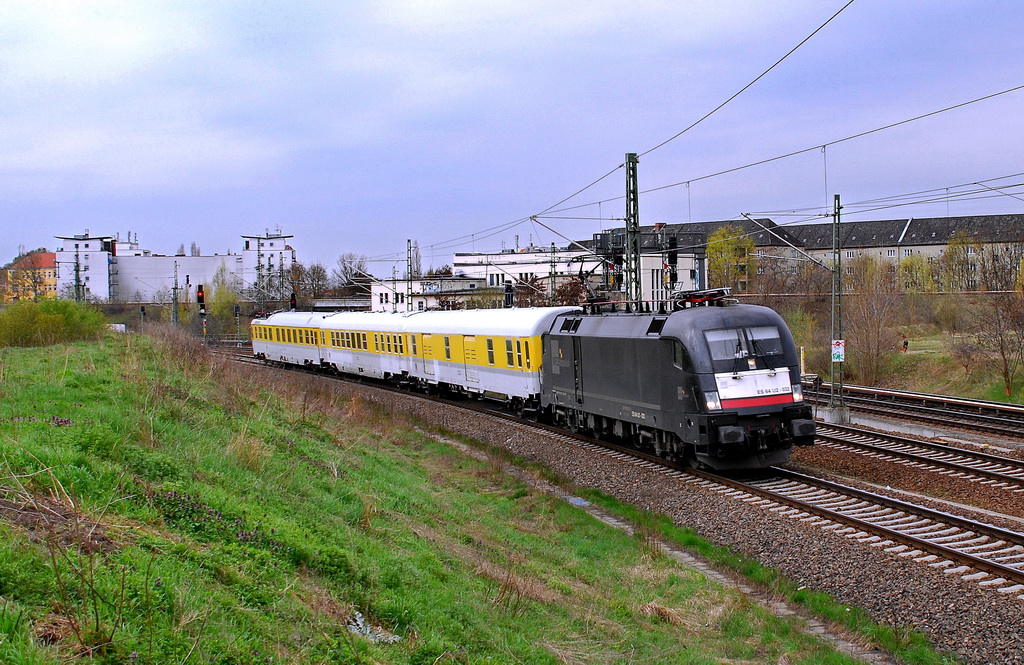 MRCE 182 032 am 15.04.2010 mit Messzug am Berliner Nordkreuz in Berlin-Pankow auf dem Weg nach Rostock