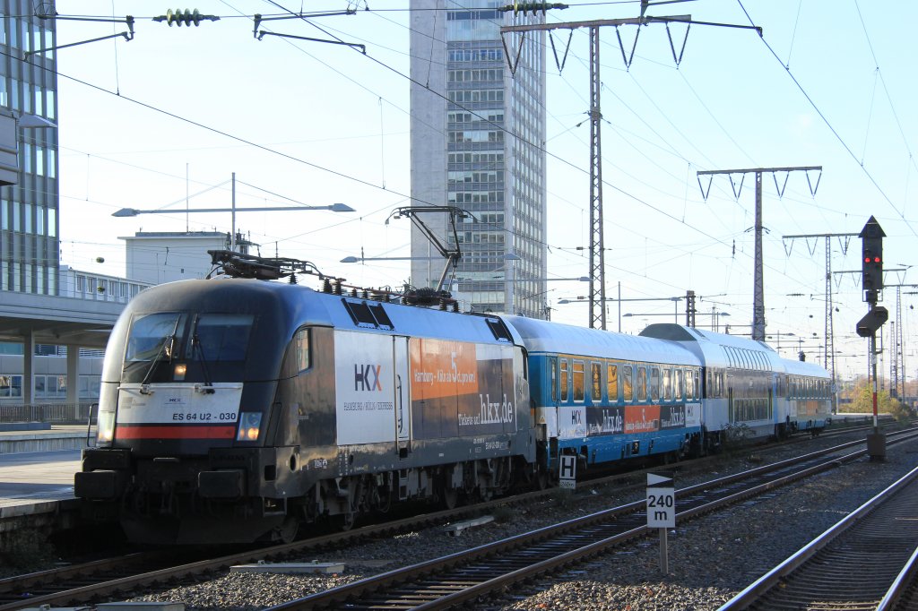 MRCE 182 530/ES 64 U2-030 mit HKX 1803 mit drei Waggons mit dem Doppelstockwagen von Railpool in der Mitte des Zuges am 20.11.2012 in Essen Hbf.