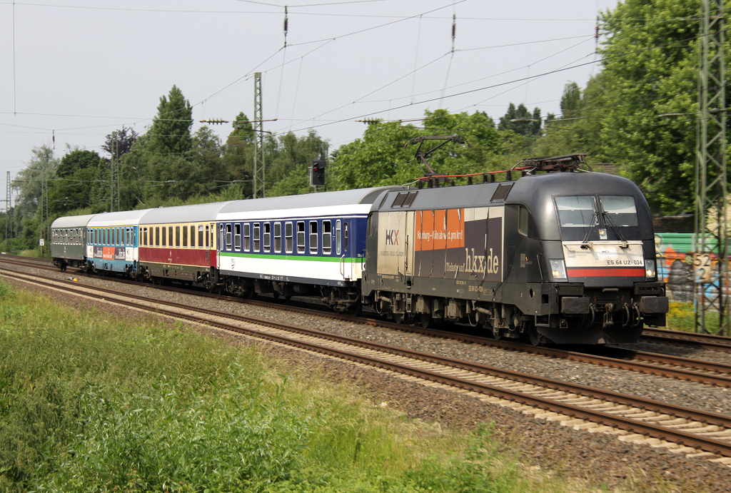 MRCE 182 534-8 / ES 64 U2 - 034 zieht den bunten HKX von Hamburg nach K�ln durch Angermund am 19.06.2013