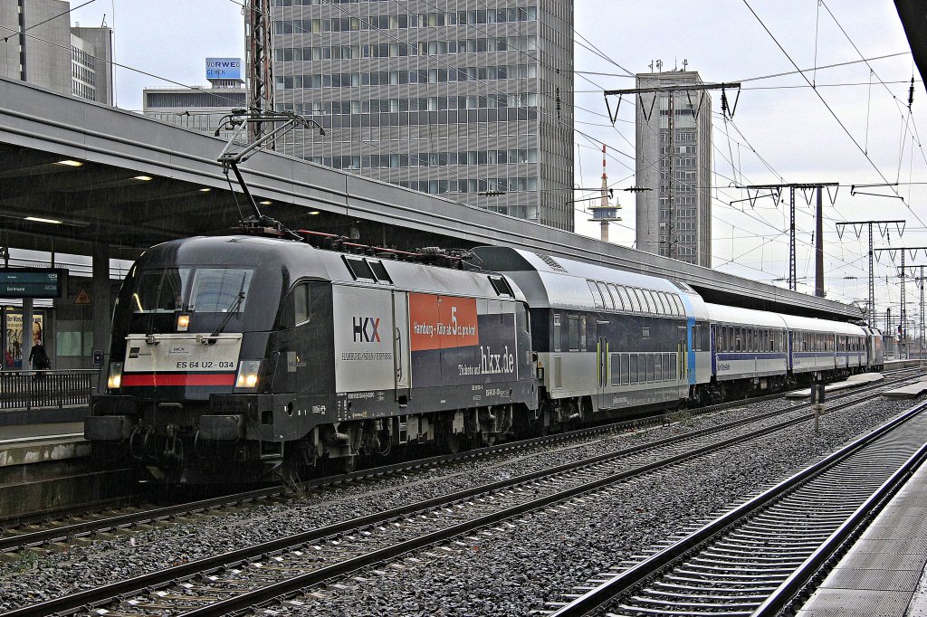 MRCE 182 534 mit HKX 1803 und Dosto Railpool und NOB Garnitur in Essen Hbf, Dezember 2012.