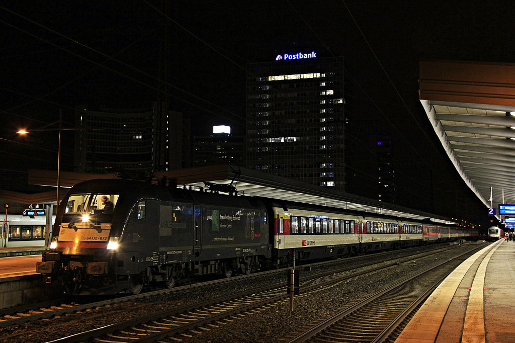 MRCE 182 573/ES 64 U2-073 mit EC6 in Essen Hbf, Dezember 2012.