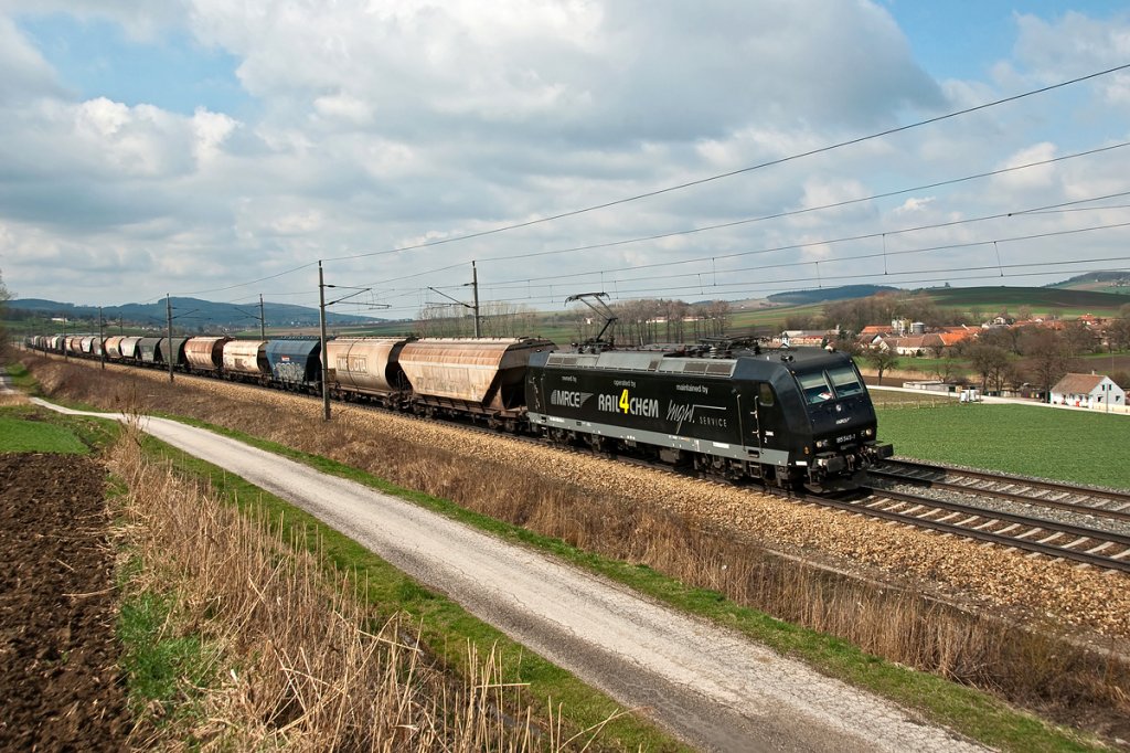 MRCE 185 545, mit dem obligatem Getreideganzzug, unterwegs Richtung Osten. Neuelengbach, am 02.04.2010 