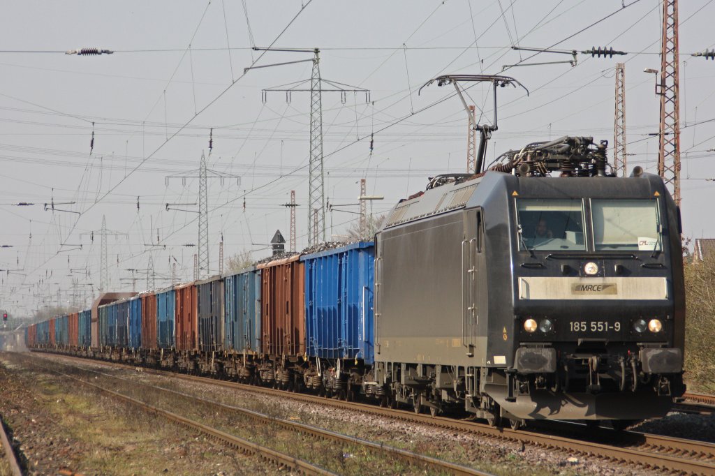 MRCE 185 551-9 (i.E. f�r CFL Cargo) am 29.3.11 mit einem Kokskohlezug bei der Durchfahrt durch Ratingen-Lintorf.