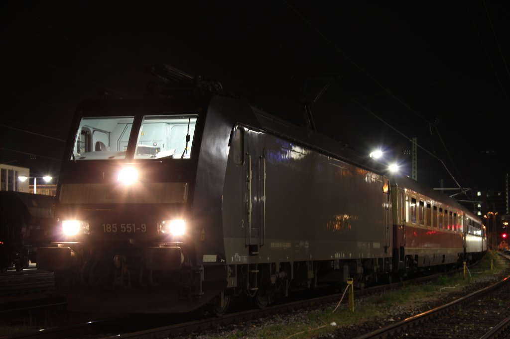 MRCE 185 551-9 steht am 12.05.12 um 01:20 Uhr mit dem DPE 91596 nach Berlin-Spandau in Mnchen Ost zur Abahrt bereit.