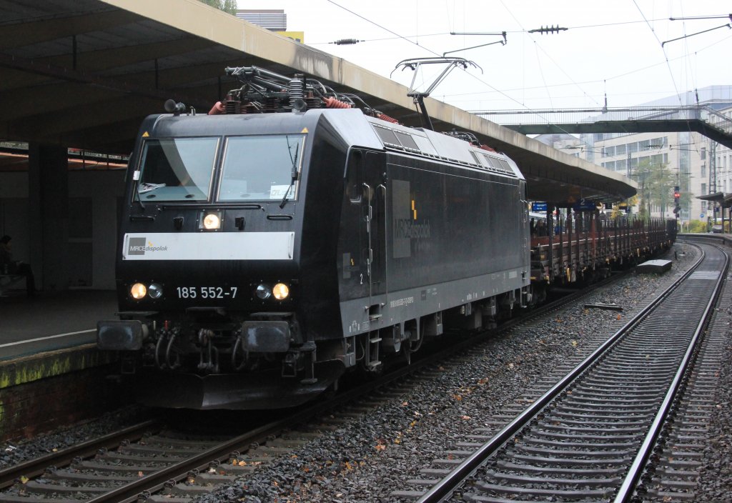 MRCE 185 552-7 mit einem gemischtem Güterzug am 30.10.2012 in Wuppertal Hbf.