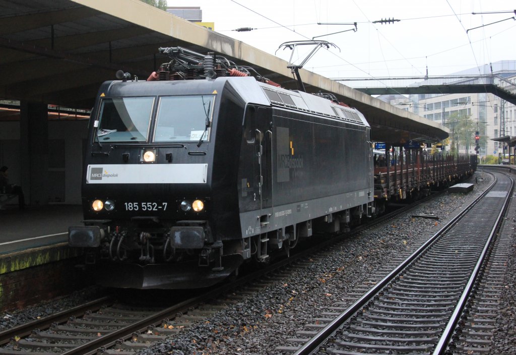 MRCE 185 552-7 mit G�terzug in Wuppertal Hbf, Oktober 2012.