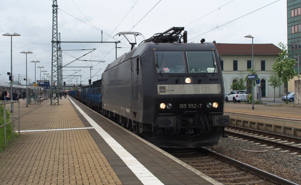 MRCE 185 552 durchfhrt mit PKP Rungenwagen den Bahnhof Nordhausen in Richtung Halle an der Saale.
25.05.2013 - KBS 590 - Bahnstrecke 6343 Halle (S) - Hann. Mnden (Hannoversch Mnden)