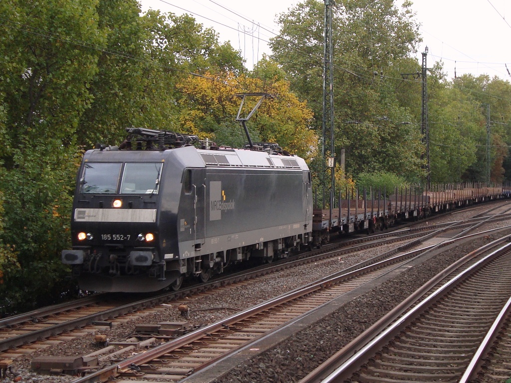 MRCE 185 552 gemietet durch CFL cargo kommt mit einem rungenwagenzug durch Kln sd nach norden. 22-10-10