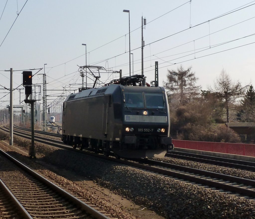 MRCE 185 552 kam ganz �berraschend an mir vorbei geholzt.
Single in Richtung Dresden.
DD Reick 03,03,11