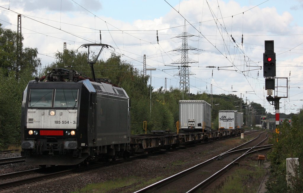 MRCE 185 554 (damals bei Hectorrail im Einsatz) mit einem KLV nach Ehrang bei der Durchfahrt durch Ratingen-Lintorf.