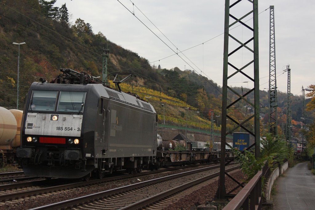 MRCE 185 554 (damals bei Hectorrail im Einsatz) mit einem KLV in Linz am Rhein.