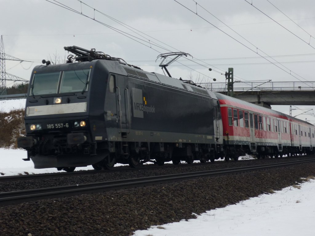 MRCE 185 557-6 mit RE, zwischen Gemnden (Main) und Karlstadt (Main), am 03.02.2010