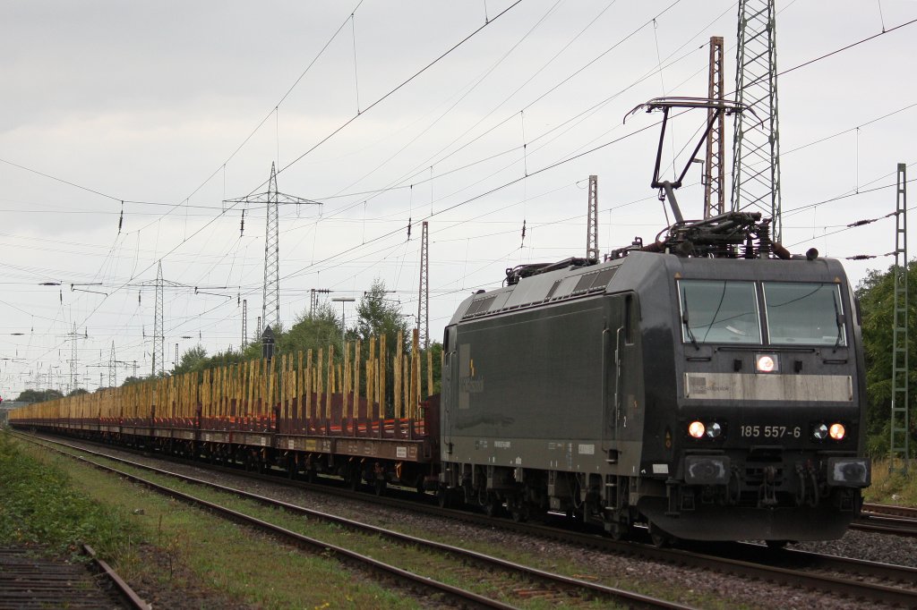 MRCE 185 557 am 5.9.12 mit einem leeren Holzzug in Ratingen-Lintorf.