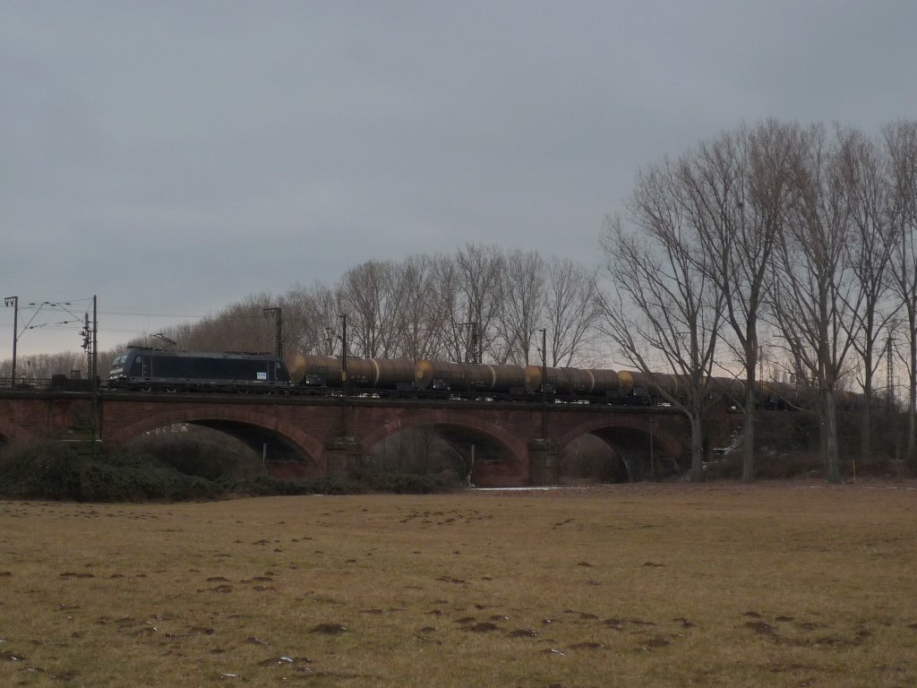 MRCE 185 564-2 (fr Ruhrtalbahn) mit einem Kesselwagenganzzug nach Neustadt(Donau) zwischen dem Abzw.Kostheim und Mainz-Bischofsheim. 13.02.10