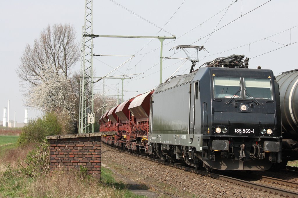 MRCE 185 569 fuhr am 3.4.12 mit einem Zementzug durch Porz Wahn.