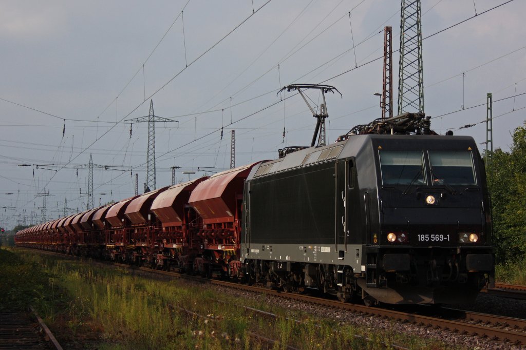 MRCE 185 569 (i.E. f�r Neusser Eisenbahn) am 31.8.11 bei der Durchfahrt durch Ratingen-Lintorf.
Gru� an den Tf!