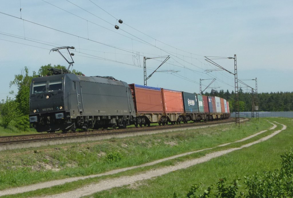 MRCE 185 570-3 im einsatz fr BoxXpress ist mit einem Containerzug am 08.05.2012 bei Waghusel